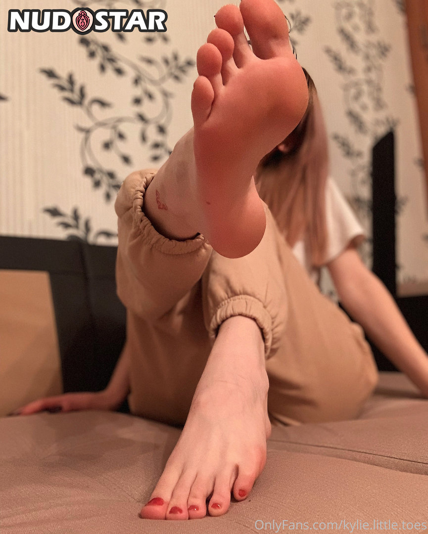 Kylie Little Toes Leaked Photo 17