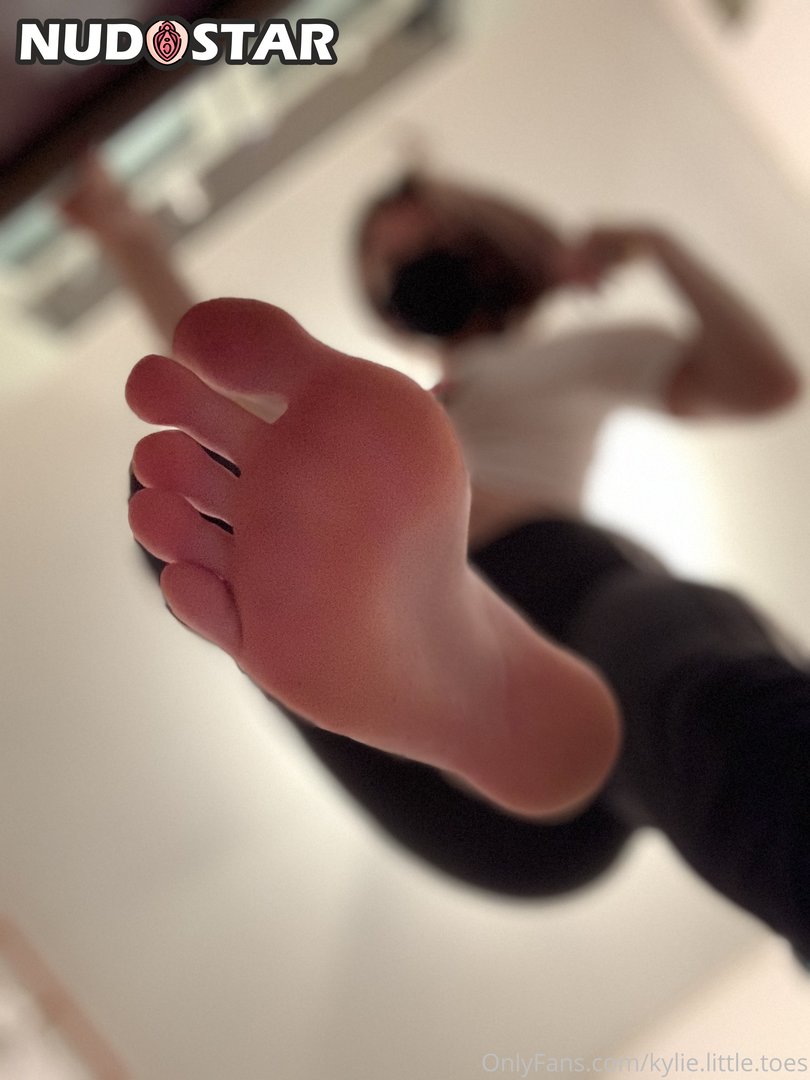Kylie Little Toes Leaked Photo 35